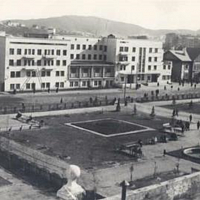 1935 г.  Внешний вид сквера. На заднем плане гостиница «Арктика». Архивное фото.